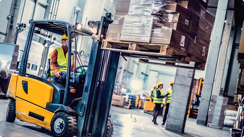 Image d'une personne sur un forklift dans un entrepôt