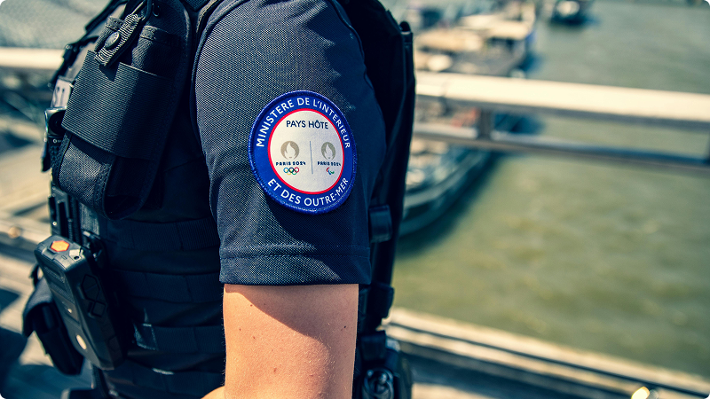 Image d'un policier avec un badge du Ministère de l'Intérieur 