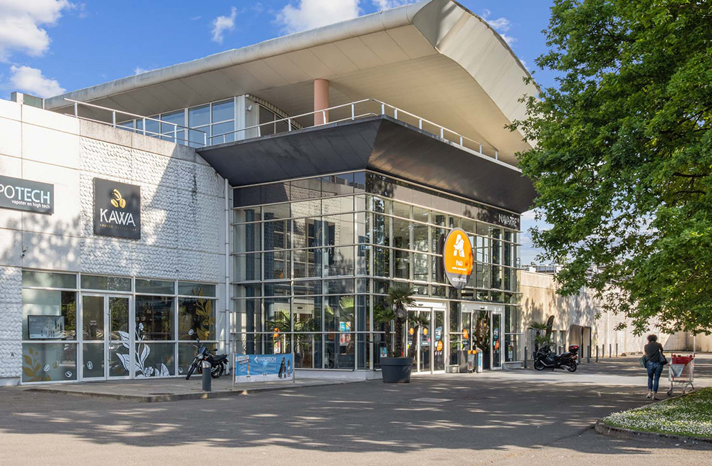 Nhood shopping center