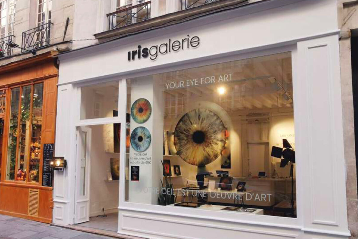 Devanture d'Iris Galerie à Paris 