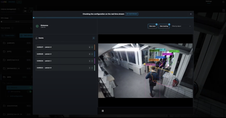 Interface du logiciel CORE affichant la détection automatique de personnes à une entrée, avec suivi en temps réel par IA et visualisation des trajectoires pour l’analyse de flux piéton.