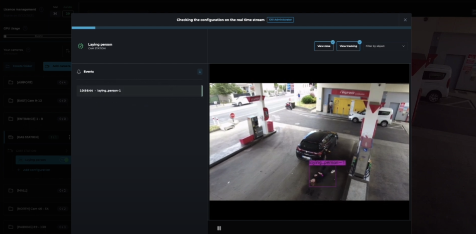 Interface du logiciel CORE détectant une personne allongée sur le sol d’une station-service grâce à l’analyse vidéo par intelligence artificielle, pour alerter en cas de chute ou d’incident.