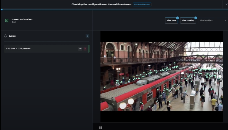Interface du logiciel CORE affichant l’estimation de foule en temps réel sur un quai de gare, grâce à l’analyse vidéo par IA pour le comptage automatique des passagers et la gestion des flux dans les transports.