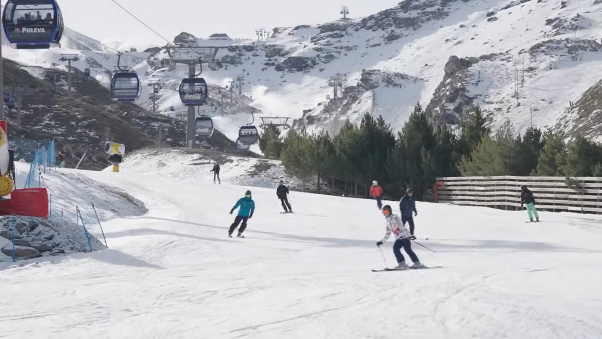 Scène de skieurs descendant une piste sous des télécabines, permettant d’exemplifier le comptage automatique et la gestion de flux via vision par ordinateur.