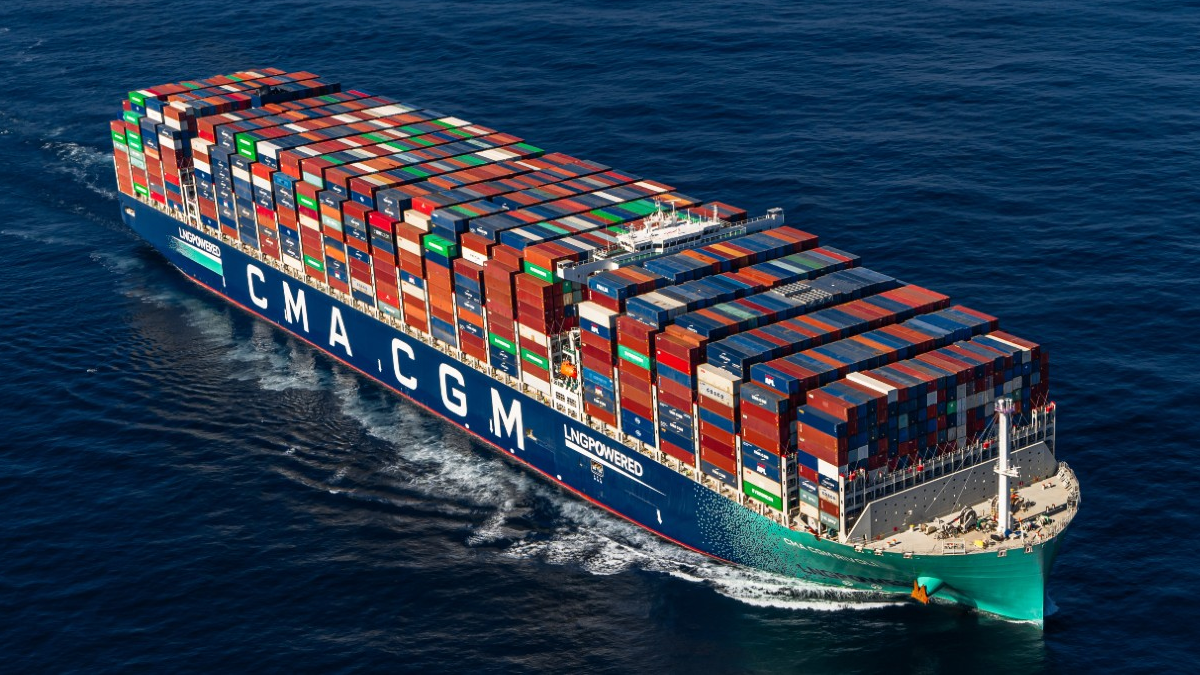 Navire porte-conteneurs CMA CGM en pleine mer, transportant des centaines de conteneurs empilés, symbole du commerce maritime international