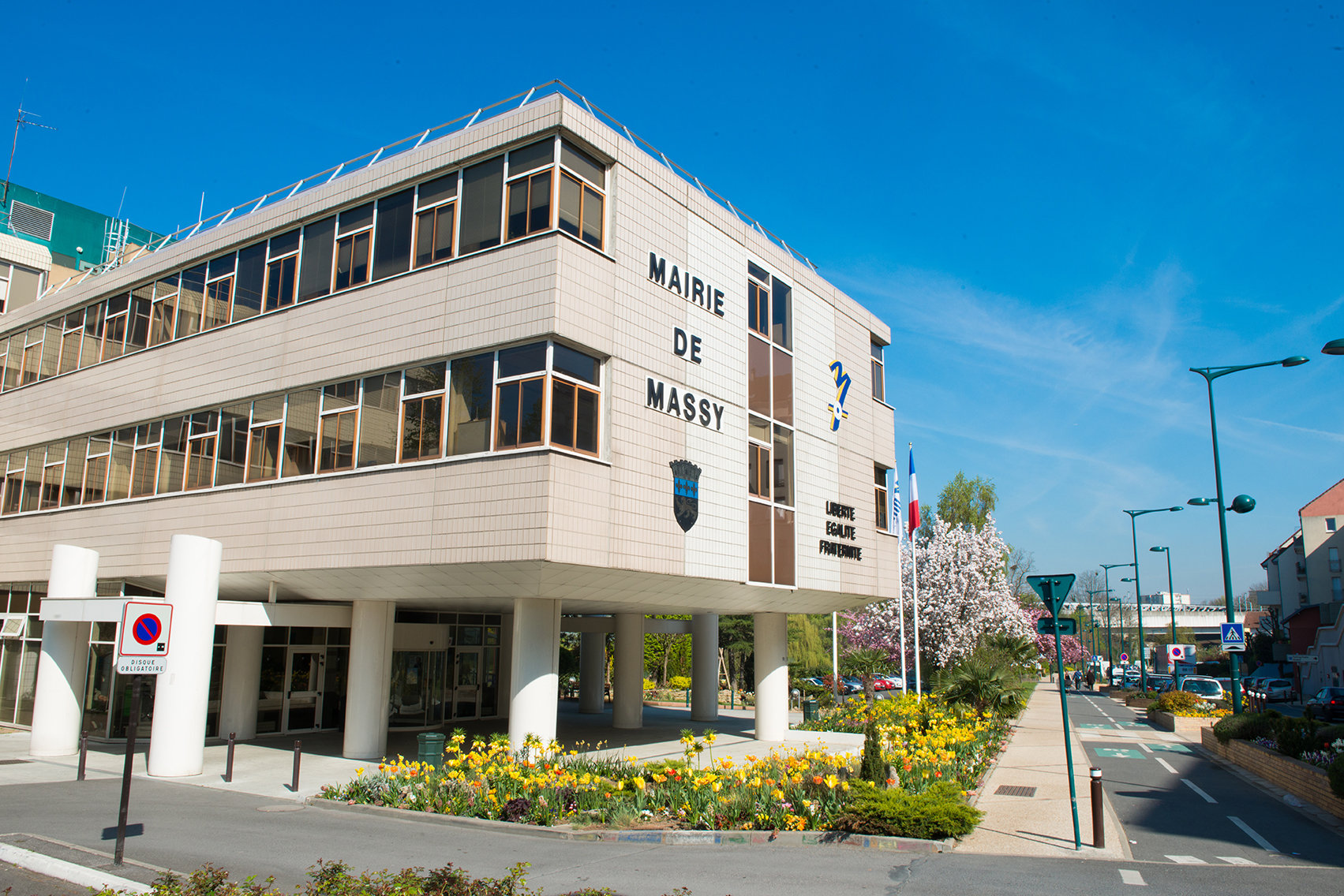 Façade du bâtiment de la mairie de Massy, un édifice moderne et clair, orné des mots 